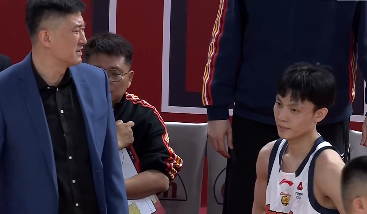 3消息！杜锋深夜发声，焦泊乔被辽篮球迷辱骂，朱芳雨买断王少杰