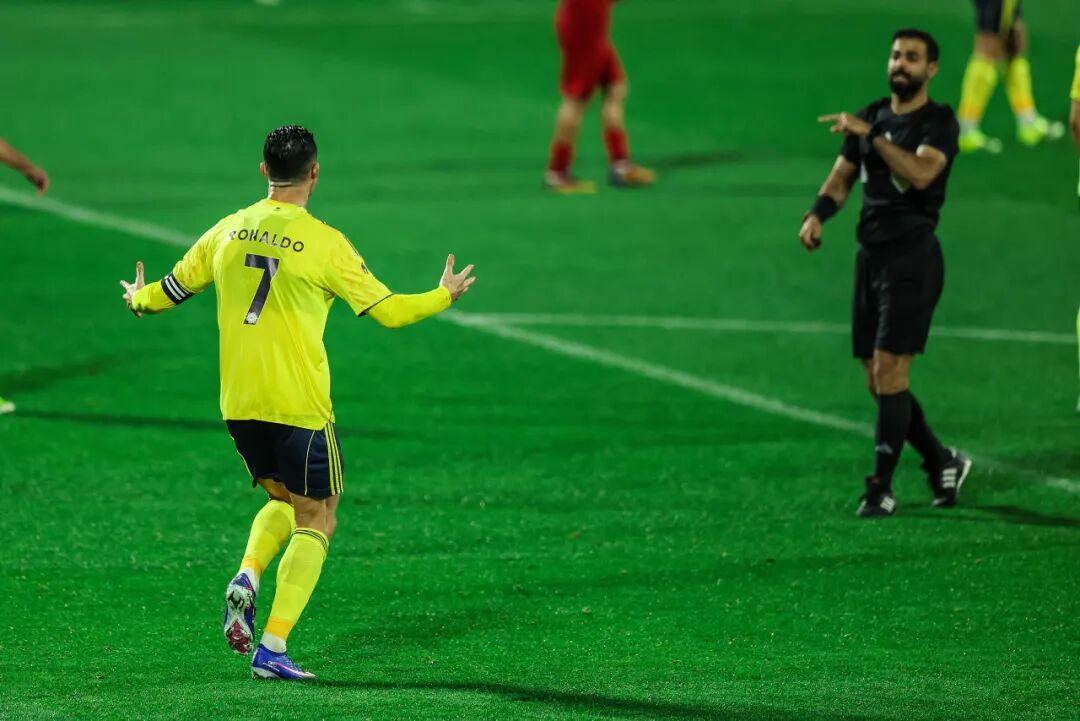 开云-爱游戏-本泽马首秀戴帽，C罗“罢赛”风波升级，沙特联发言人：没有人能决定其球队之外的决策