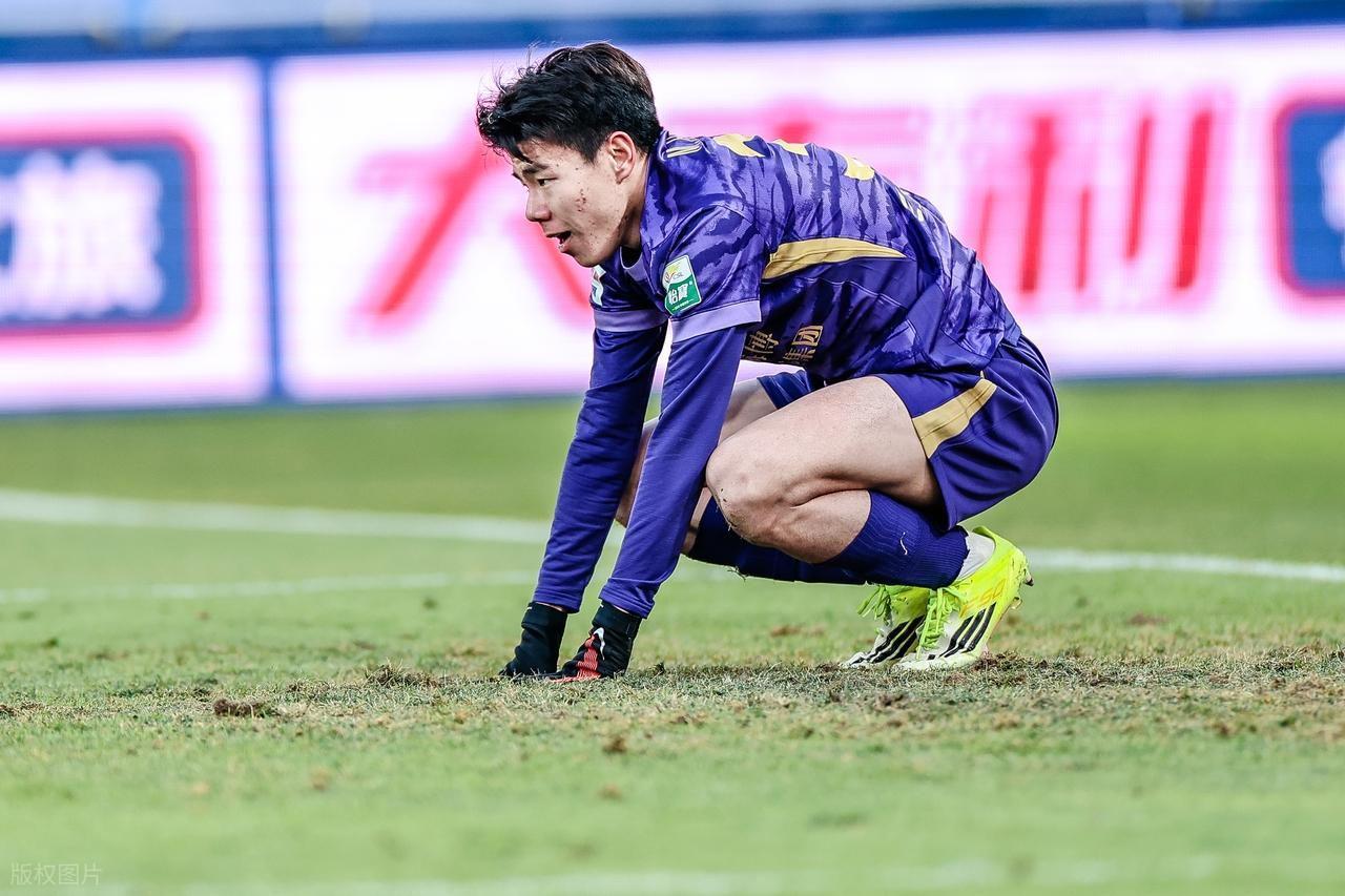 Kaiyun Sports-开云体育-津门虎0比1惜败新鹏城，球迷直言这两人表现不佳，未来急需爆发